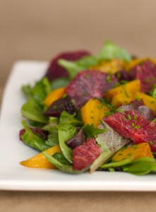 Салат из жареной свеклы и красного апельсина с пряной зеленью