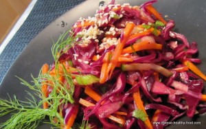 Поливитаминный салат из красной капусты