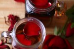 Гранатовый напиток с лепестками роз